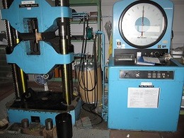 万能材料試験機
